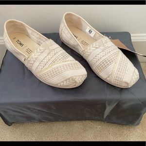 Brand new comfortable ivory slip on toms